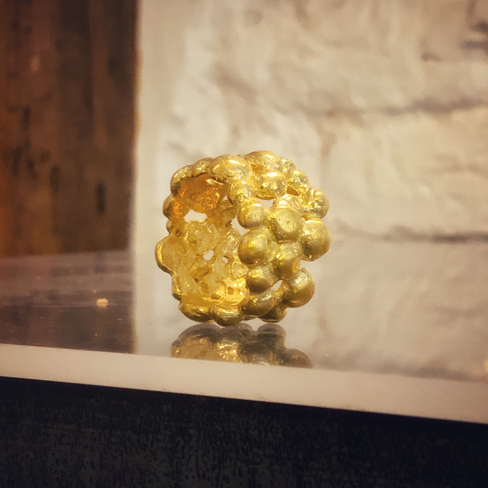 Anillo de oro con textura orgánica y abullonada