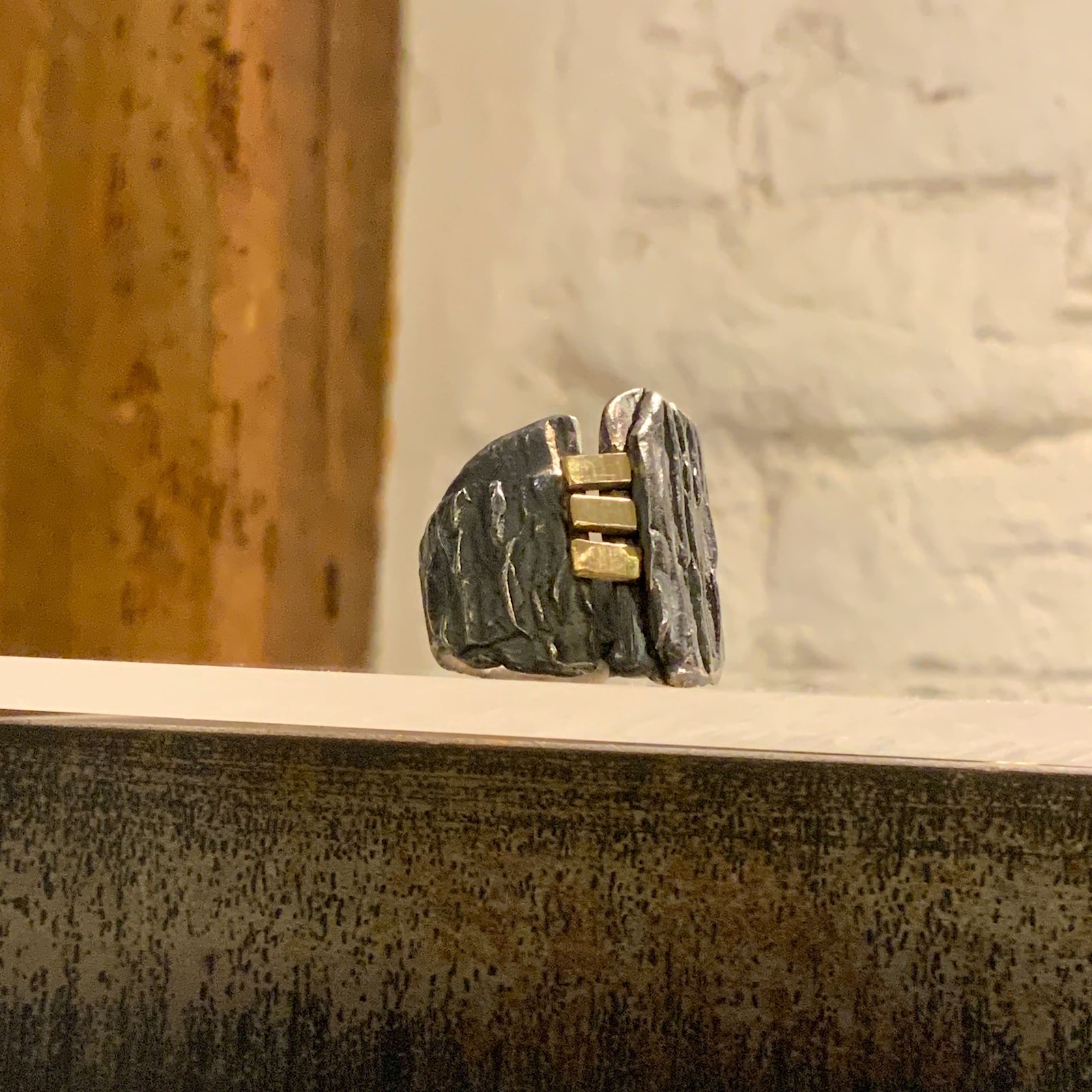 Anillo de plata oxidada con detalles de oro, pieza única