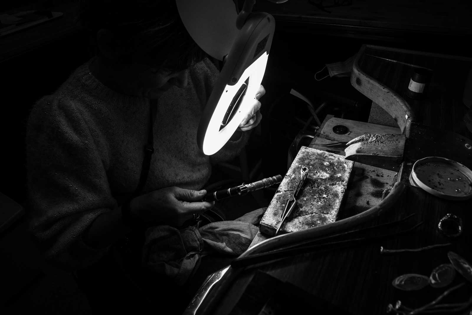 Maitena Ganboa trabajando en su taller de Bilbao, retrato en blanco y negro