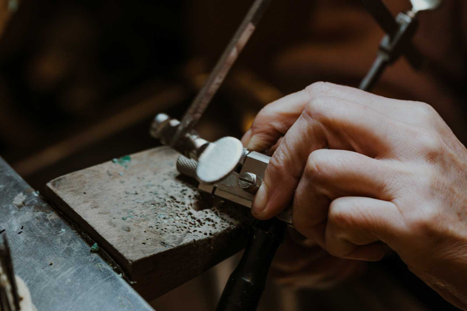 Herramientas de joyería sobre el banco de trabajo del taller de Maitena Ganboa